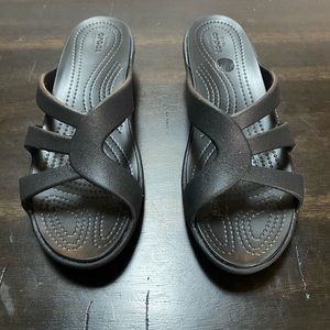 NEW CROCS SANRAH STRAPPY WEDGE SANDALS (BLACK) 9W